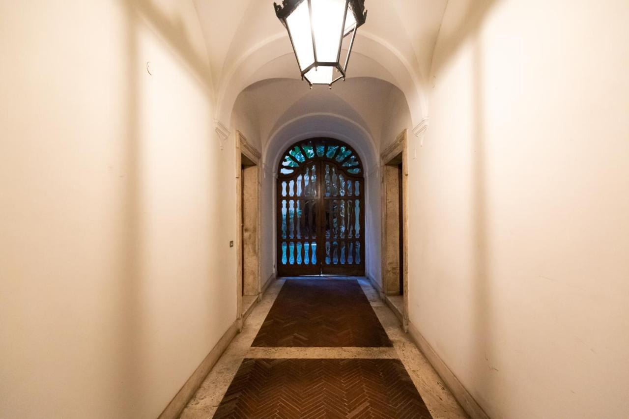 Chic And Style In Historical Via Giulia Apartment Rome Luaran gambar